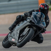Protege y no deja residuos, así son los adhesivos TrakTape que convierten tu moto en una Superbike de circuito