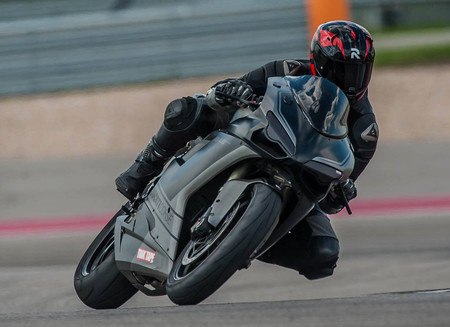 Protege y no deja residuos, así son los adhesivos TrakTape que convierten tu moto en una Superbike de circuito