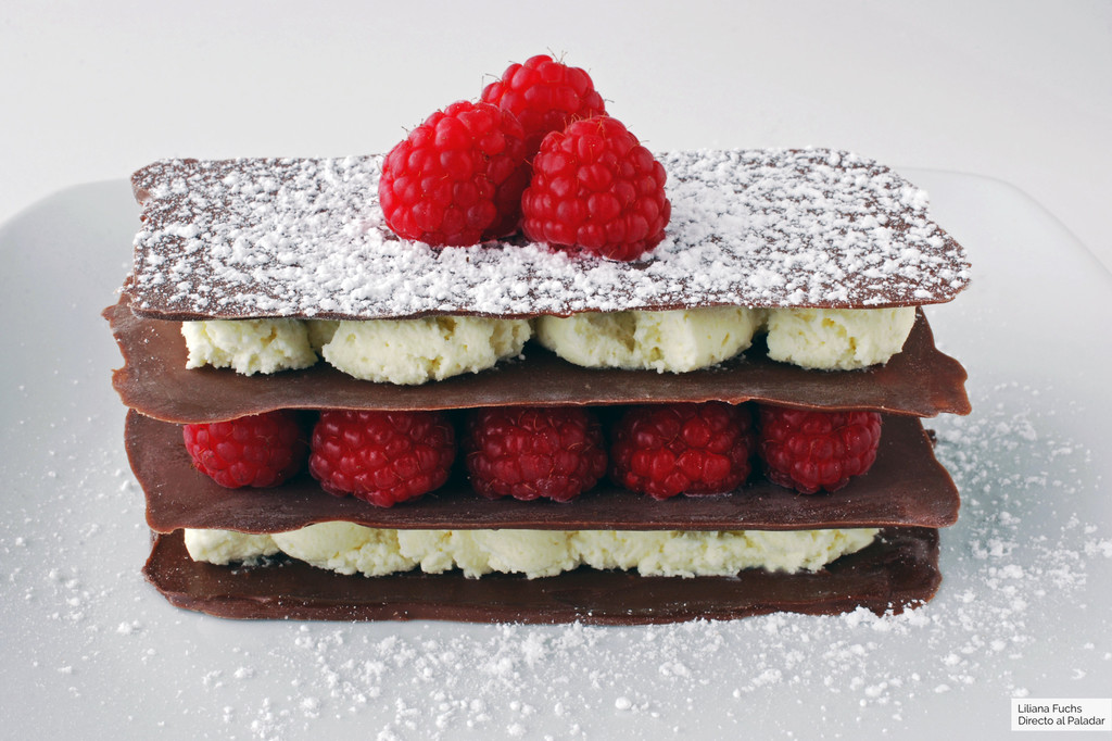 Milhojas de chocolates con frambuesas: receta fácil para sorprender con un postre especial