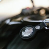 Surrealista: Le roban la moto, la localiza con su Apple AirTag en un camión y la policía dice que no puede hacer nada