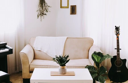 En eBay tenemos esta mesa de centro rebajadísima que lo tiene todo: un diseño sencillo y además es elevable