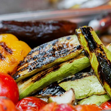 La freidora de aire en la que preparo verduras como a la parrilla pero sin humos, en minutos y con muchísimo sabor