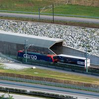 Los Alpes planteaban a Suiza un problema gigantesco. Su solución ha sido convertir el subsuelo en una pieza clave de su infraestructura