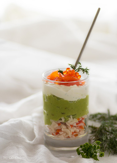 ¿Buscando una receta para el Día del Padre? Prueba este vasito de aguacate, queso fresco y salmón ahumado