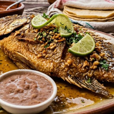 Cómo hacer mojarras fritas al mojo de ajo con la receta de Cocineros Mexicanos para disfrutar en Semana Santa