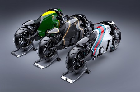Horrores y aciertos. Aquí tienes 6 ejemplos de cuando un fabricante de coches se atreve con las motos