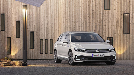 El Volkswagen Passat GTE híbrido enchufable está de vuelta: 56 km de autonomía eléctrica y desde 44.795 euros en Alemania