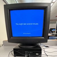 "Esa cosa aguanta hasta serrín y sigue funcionando", aparece un monitor de tubo en un instituto y despierta una ola de nostalgia