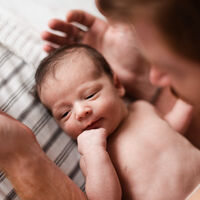 Dormir ya era difícil con un bebé, pero los padres de prematuros lo tienen aún peor, según la ciencia 