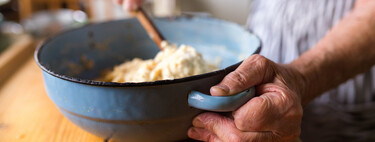 “Como la comida casera no hay ninguna”. Presume de abuelos haciendo con ellos una receta con carne de cerdo