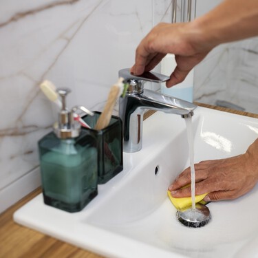 Barato, natural y poco conocido: el producto de limpieza que elimina todas las manchas en cualquier rincón de casa
