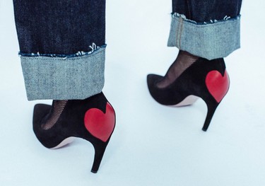 Un corazón rojo es el protagonista del nuevo zapato de Dior, todo apunta a que arrasará  