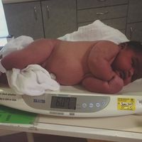 Una madre australiana dio a luz a un bebé de seis kilos sin epidural