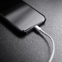 Por que nunca se deve conectar o cabo do carregador ao celular antes de ligá-lo na tomada 