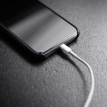 Por que nunca se deve conectar o cabo do carregador ao celular antes de ligá-lo na tomada 