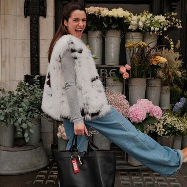 Vaqueros, también en Navidad: así se combinan para conseguir looks elegantes y cómodos