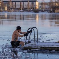 Sete dias entrando em água a 14 °C: o que o estudo mais recente sobre o “banho gelado” realmente diz (e o que não diz) 