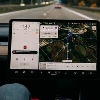 "Estoy muy avergonzado, fue por agotamiento". Le para la policía cuando llevaba 40 kilómetros dormido al volante de su Tesla 