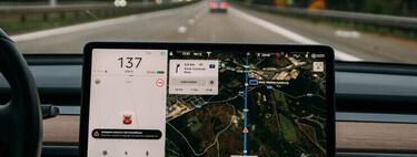 "Estoy muy avergonzado, fue por agotamiento". Le para la policía cuando llevaba 40 kilómetros dormido al volante de su Tesla 