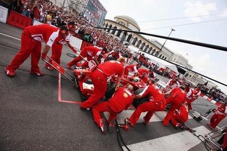Ferrari y Lotus lanzan sus puyas a Red Bull a través de Twitter