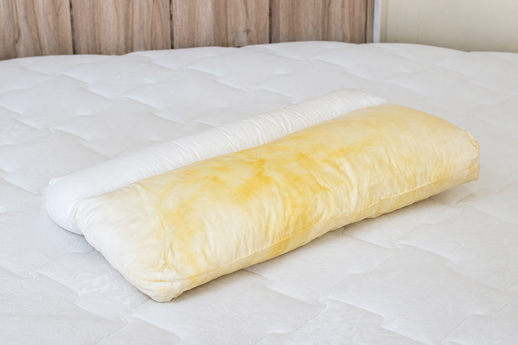 Cómo limpiar las manchas amarillas de las almohadas (y cómo evitar que vuelvan a ponerse así) 