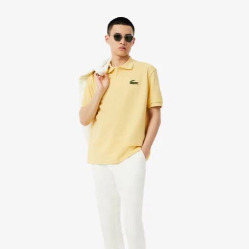 Polo unisex de piqué con insignia de corte holgado de manga corta

