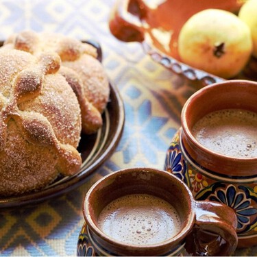 Cómo hacer atole de guayaba con canela y piloncillo: una receta fácil y perfecta para acompañar pan de muerto 