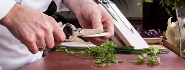 Tijeras de cocina, el utensilio que casi todo el mundo tiene pero pocos valoran: por qué merecen la pena y cuáles son las mejores