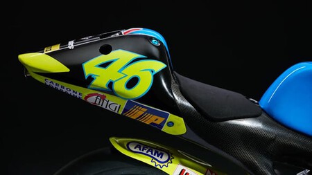 Além do número 46, que se tornou lendário no motociclismo de competição, os entusiastas certamente notarão o suporte do assento em fibra de carbono