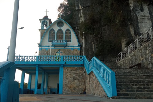La fachada del santuario destaca por su elegancia y sobriedad, con elementos que combinan el estilo colonial con detalles rústicos propios de la región. Su interior, de atmósfera acogedora y serena, invita a la reflexión y la oración. Además, a su alrededor se pueden encontrar pequeñas capillas, áreas de descanso y miradores desde donde se pueden apreciar las montañas y el río que serpentea en el valle.
