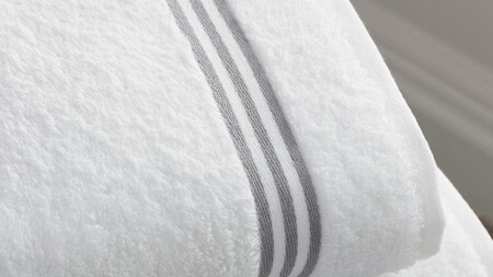 Cómo colgar las toallas mojadas para que se sequen rápido y no huelan a humedad