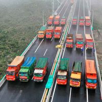 Casi 100 camiones a la vez sobre el puente más alto del mundo para demostrar que está listo para abrirse al tráfico. Sobrevuela una montaña a más de 600 metros