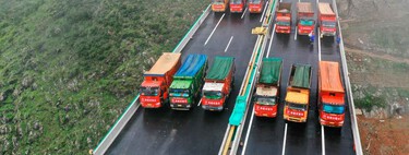 Casi 100 camiones a la vez sobre el puente más alto del mundo para demostrar que está listo para abrirse al tráfico. Sobrevuela una montaña a más de 600 metros