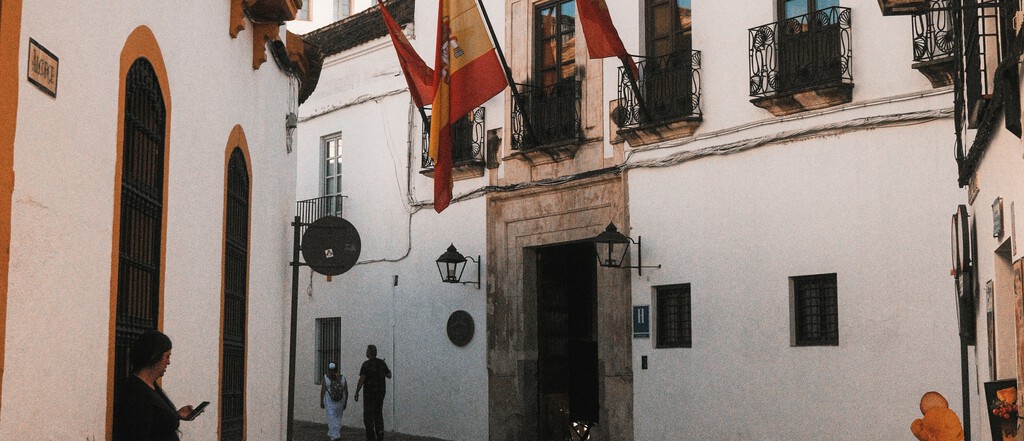 Los funcionarios de Andalucía son los peor pagados de España. Moreno Bonilla y los sindicatos firman un acuerdo para subir salarios