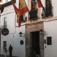 Moreno Bonilla acuerda con los sindicatos de Andalucía la subida de sueldos para 65.000 empleados públicos: aquí las claves del pacto 