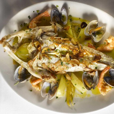 No es lugar para tatakis: el restaurante centenario en un pueblo marinero de Guipúzcoa donde bordan el rape, las cocochas y el rodaballo 