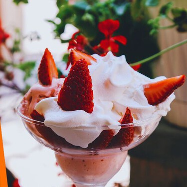 Cómo hacer fresas con crema con la receta y consejos del Chef José Ramón Castillo y que lleva un ingrediente especial