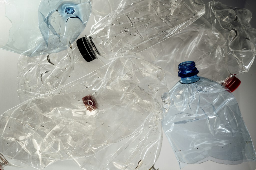Nunca se me hubiera ocurrido reutilizar las botellas de plástico como organizadores para fruta y verdura en cocinas pequeñas