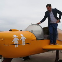 "Van a por tus hijos": el mensaje transfóbico dirigido a los padres, ahora desde una avioneta