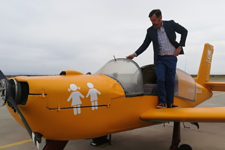 "Van a por tus hijos": el mensaje transfóbico dirigido a los padres, ahora desde una avioneta