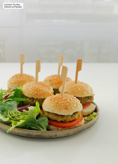 Con nuestra vídeo receta de mini hamburguesas de aguacate y quinoa os convertiréis en los reyes y reinas de la cocina saludable