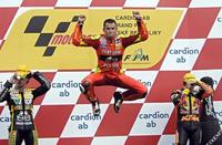 Jorge Lorenzo no da opción a nadie