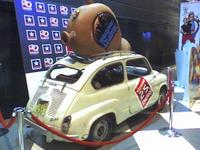 SEAT 600D <em>abotijarrado</em> como reclamo publicitario