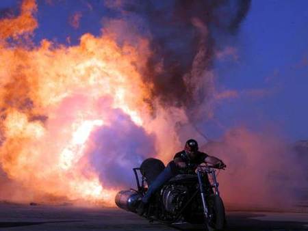 Motocicleta a reacción, del infierno a la carretera