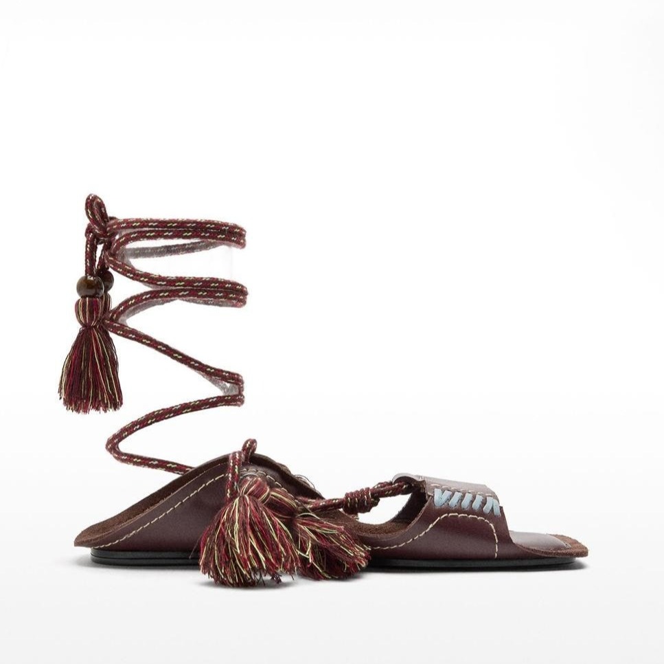 Parfois
Sandalias planas de mujer de piel con tiras atadas al tobillo y flecos decorativos

