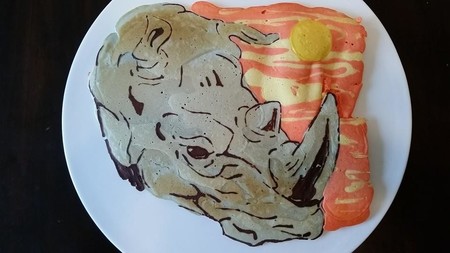 Un padre cocina increíbles tortitas para sus hijos