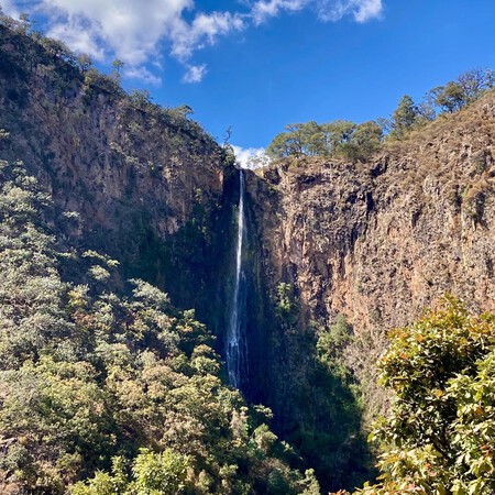 Cerca de CDMX vas a encontrar un destino con cascada, bosque y deportes extremos: todos los detalles para una escapada