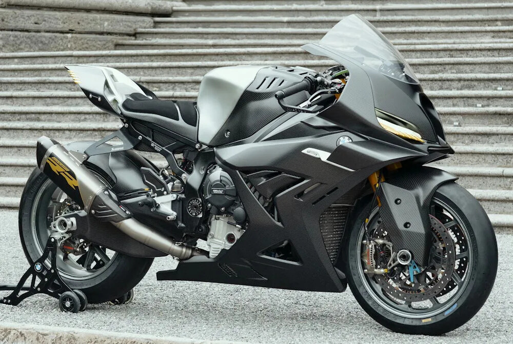 Le moteur est le quatre cylindres en ligne de 999 cc dérivé directement de la M 1000 RR du championnat du monde de Superbike qui dépasse le chiffre exorbitant de 230 ch