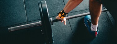 Empieza a practicar peso muerto: las claves para trabajar glúteos y piernas de forma eficiente 