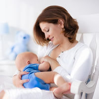 Salas de lactancia obligatorias en todos los aeropuertos de Estados Unidos: la nueva ley que aprobó el Senado 